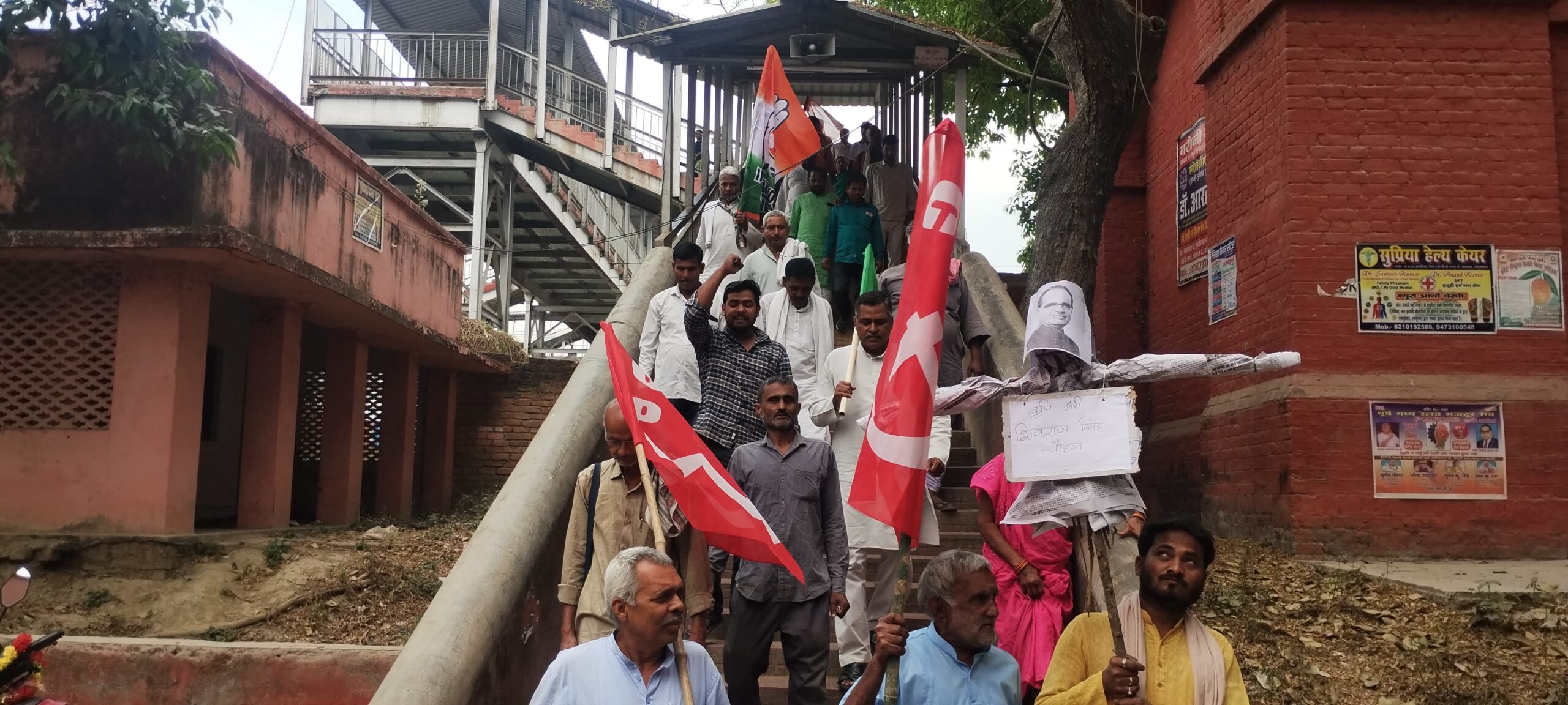 मक्का अनुसंधान केंद्र के स्थानांतरण के खिलाफ महागठबंधन कार्यकर्ताओं ने कृषि मंत्री का फूंका पुतला 8