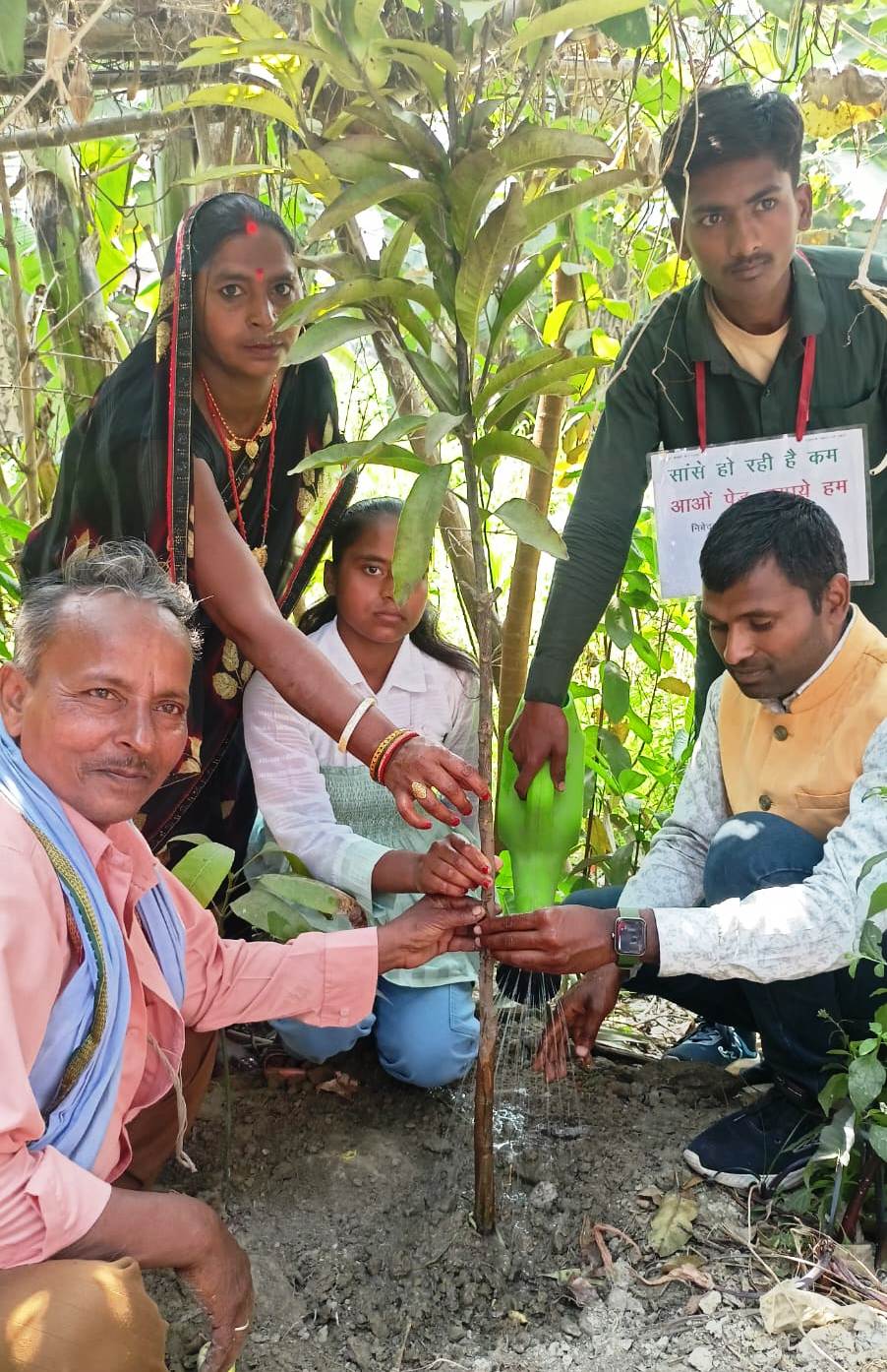 बेटियों के सम्मान में किया पौधारोपण, पौधारोपण कर खुदाबंदपुर में मनाया विश्व वानिकी दिवस 2