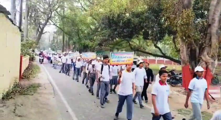 बेगूसराय में बिहार दिवस के मौके पर स्कूली बच्चे ने निकाली प्रभात फेरी 2