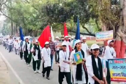 बेगूसराय में बिहार दिवस के मौके पर स्कूली बच्चे ने निकाली प्रभात फेरी 27