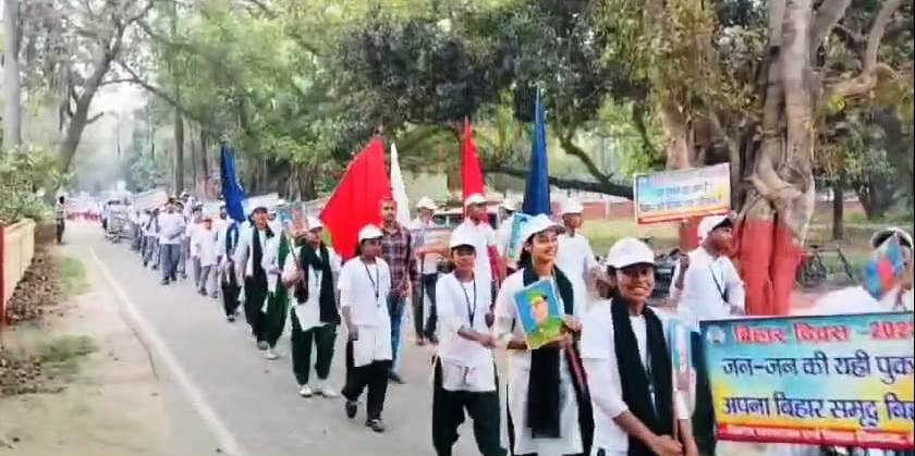 बेगूसराय में बिहार दिवस के मौके पर स्कूली बच्चे ने निकाली प्रभात फेरी 1