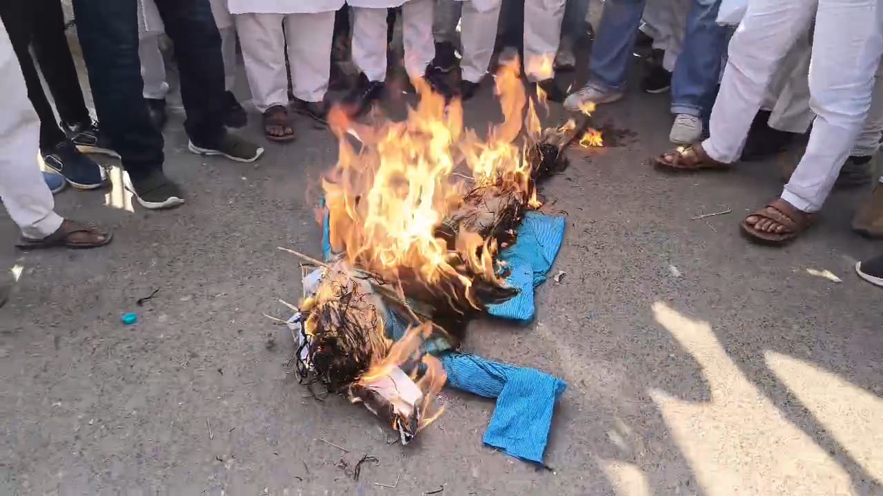 नीतीश कुमार के इस्तीफे की मांग को लेकर नालंदा के बिहार शरीफ के अम्वेर चौक पर महागठबंधन के कार्यकर्ताओ ने प्रदर्शन कर पुतला दहन कर जताया विरोध 4