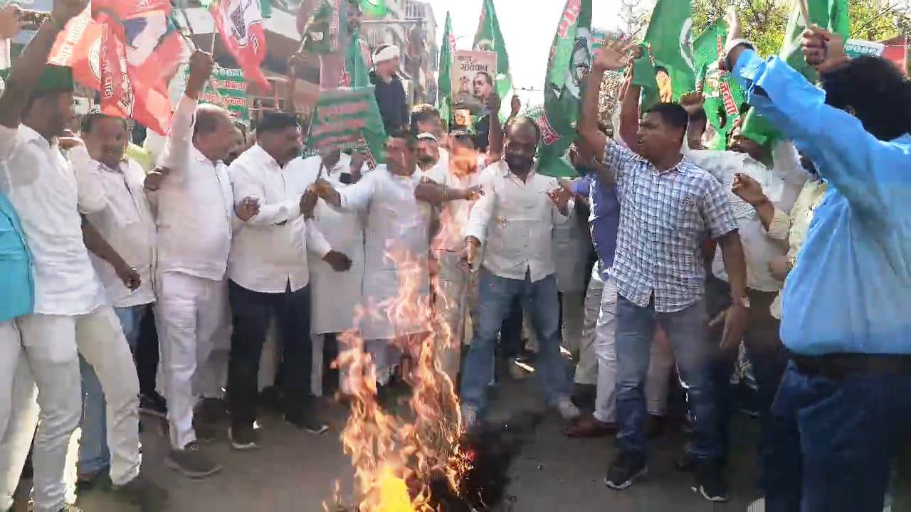 नीतीश कुमार के इस्तीफे की मांग को लेकर नालंदा के बिहार शरीफ के अम्वेर चौक पर महागठबंधन के कार्यकर्ताओ ने प्रदर्शन कर पुतला दहन कर जताया विरोध 2