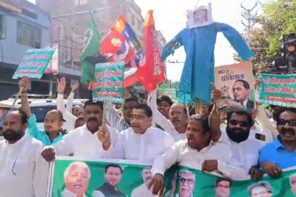नीतीश कुमार के इस्तीफे की मांग को लेकर नालंदा के बिहार शरीफ के अम्वेर चौक पर महागठबंधन के कार्यकर्ताओ ने प्रदर्शन कर पुतला दहन कर जताया विरोध 29