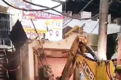 नालंदा: रात के अंधेरे में प्रशासन ने अतिक्रमण के नाम पर नगर निगम ने रिहायशी इलाके पुलपर में चलाया बुलडोजर 2