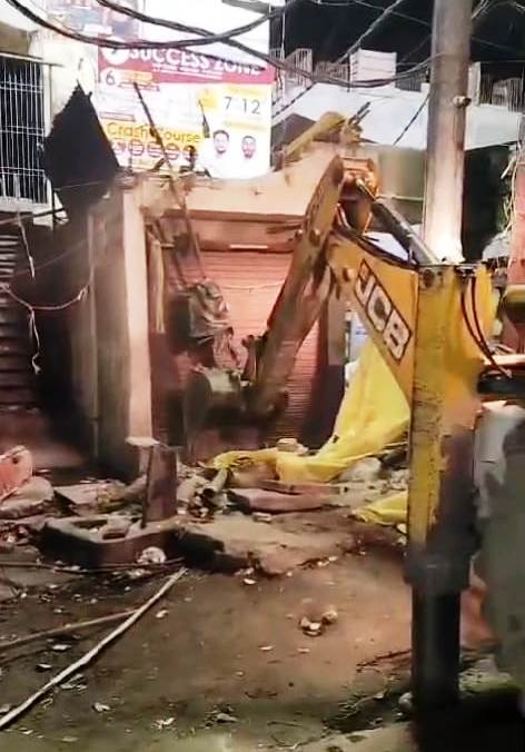 नालंदा: रात के अंधेरे में प्रशासन ने अतिक्रमण के नाम पर नगर निगम ने रिहायशी इलाके पुलपर में चलाया बुलडोजर 1