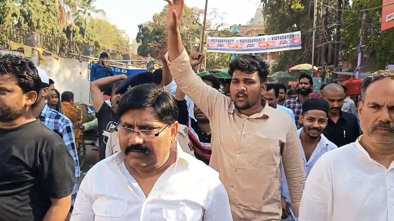 नालंदा: रात के अंधेरे में प्रशासन ने अतिक्रमण के नाम पर नगर निगम ने रिहायशी इलाके पुलपर में चलाया बुलडोजर 2