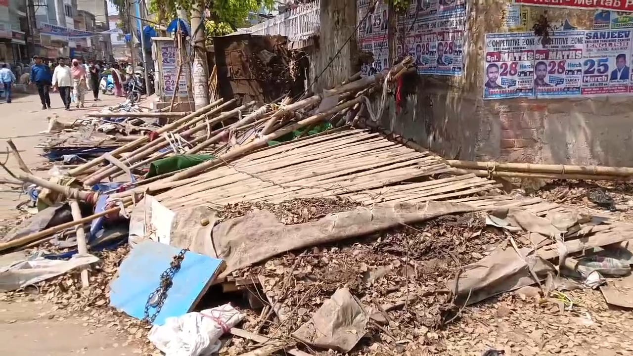 नालंदा: रात के अंधेरे में प्रशासन ने अतिक्रमण के नाम पर नगर निगम ने रिहायशी इलाके पुलपर में चलाया बुलडोजर 3