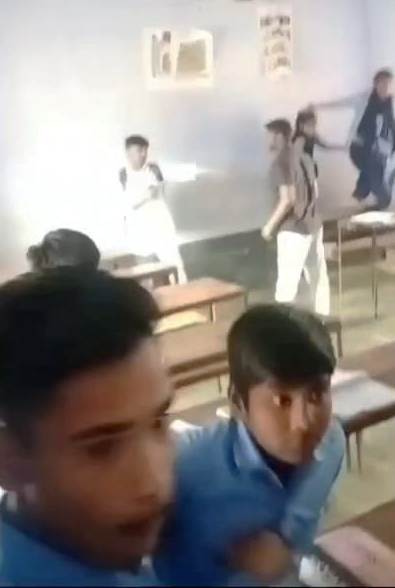 बेगूसराय में हथियार लेकर पहुंचा शिक्षक स्कूल के क्लास रूम, वीडियो हुआ वायरल 2