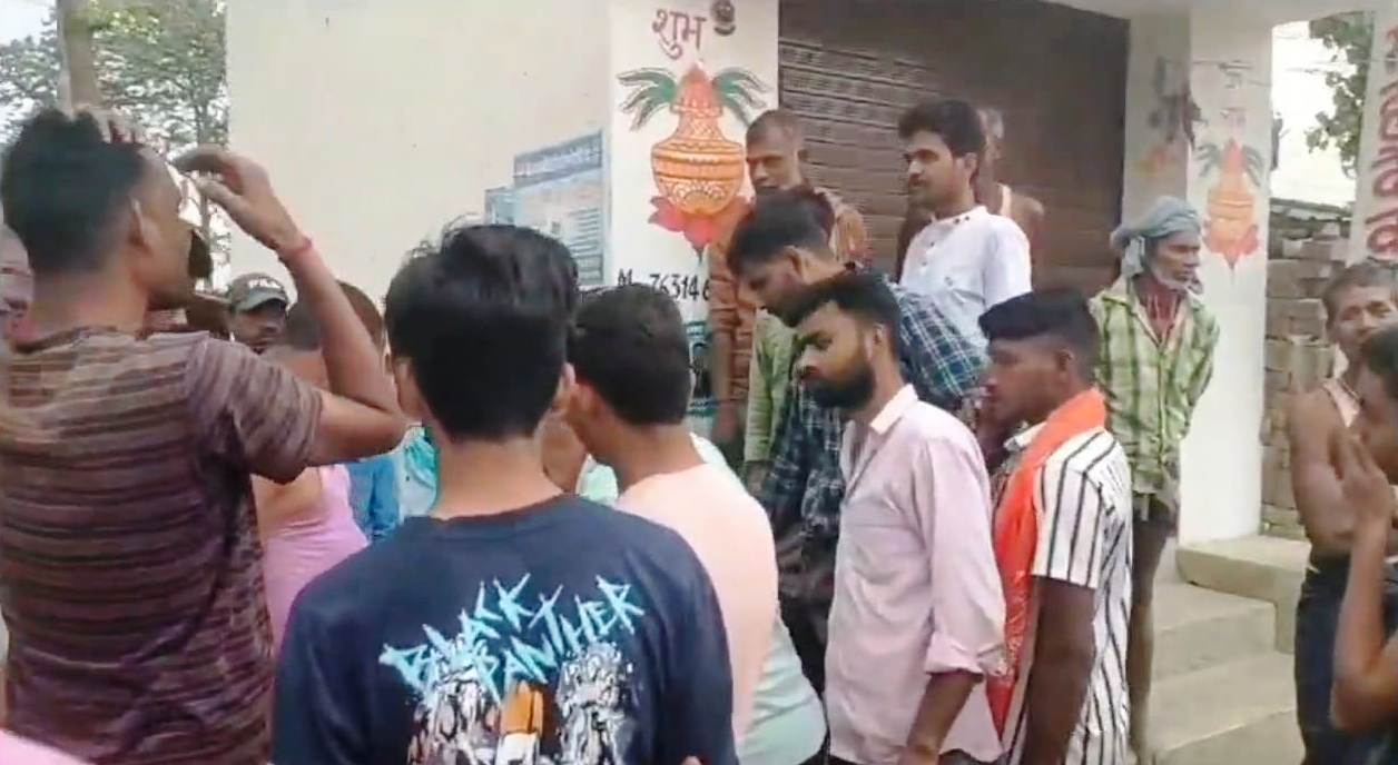 बेगूसराय में हथियार लेकर पहुंचा शिक्षक स्कूल के क्लास रूम, वीडियो हुआ वायरल 3