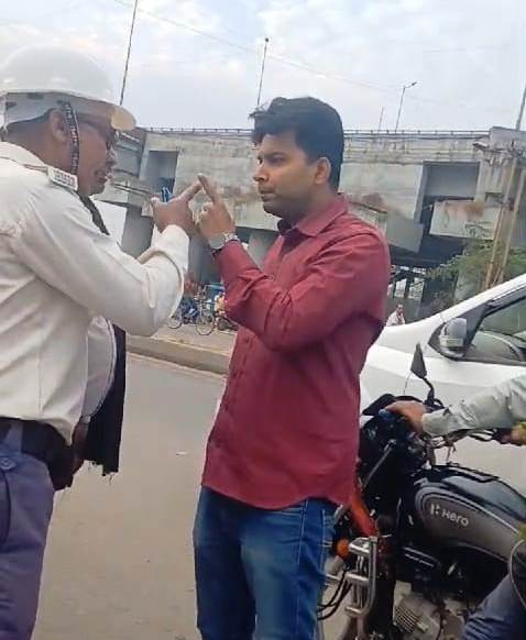 बेगूसराय में एक युवक ने ट्रैफिक जवान को किया पिटाई, सोशल मीडिया पर वीडियो तेजी से हो रहा है वायरल 2