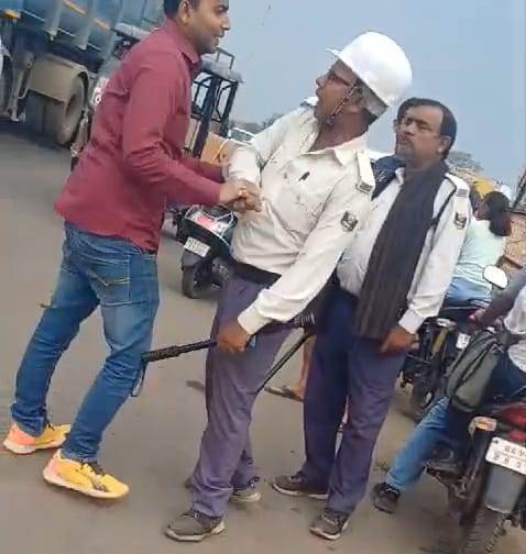 बेगूसराय में एक युवक ने ट्रैफिक जवान को किया पिटाई, सोशल मीडिया पर वीडियो तेजी से हो रहा है वायरल 3