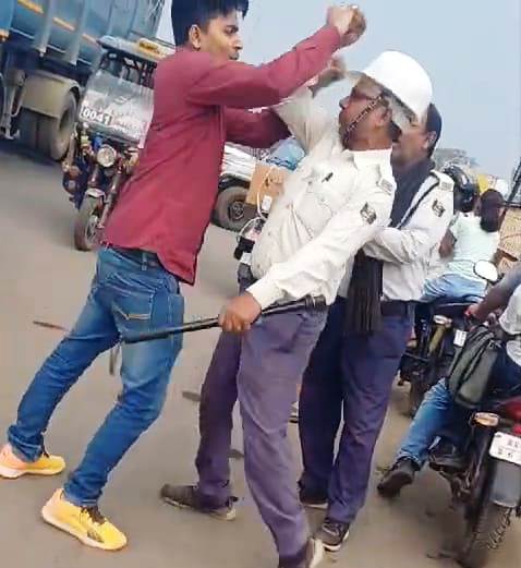 बेगूसराय में एक युवक ने ट्रैफिक जवान को किया पिटाई, सोशल मीडिया पर वीडियो तेजी से हो रहा है वायरल 1