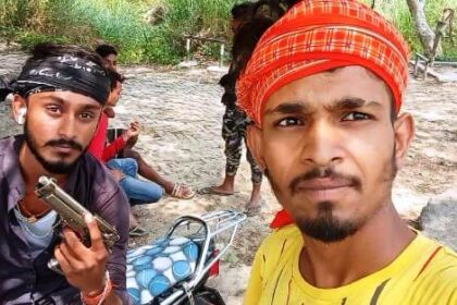 बेगूसराय में तीन चार युवक हाथ में हथियार लेकर वीडियो बनांते सोशल मिडिया हुआ वायरल   4