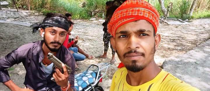 बेगूसराय में तीन चार युवक हाथ में हथियार लेकर वीडियो बनांते सोशल मिडिया हुआ वायरल   1