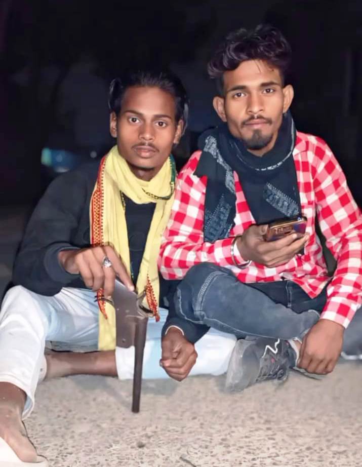बेगूसराय में तीन चार युवक हाथ में हथियार लेकर वीडियो बनांते सोशल मिडिया हुआ वायरल   2