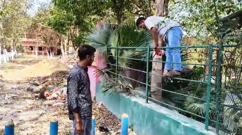 बेगूसराय के एसबीएसएस कॉलेज मे ताला लटका रहा, छात्र-छात्राओं ने जान जोखिम मे डाल दिवार लाँघ कर भगत सिंह की मनाई पुण्यतिथि 3