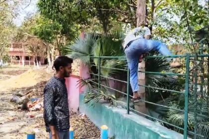 बेगूसराय के एसबीएसएस कॉलेज मे ताला लटका रहा, छात्र-छात्राओं ने जान जोखिम मे डाल दिवार लाँघ कर भगत सिंह की मनाई पुण्यतिथि 18