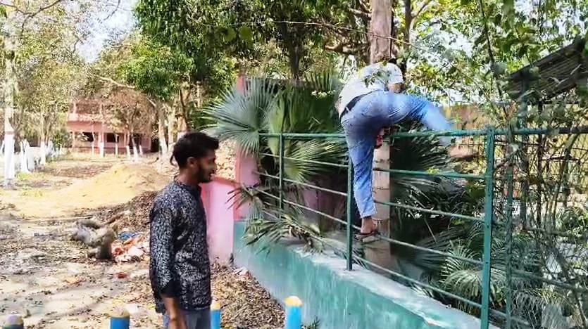 बेगूसराय के एसबीएसएस कॉलेज मे ताला लटका रहा, छात्र-छात्राओं ने जान जोखिम मे डाल दिवार लाँघ कर भगत सिंह की मनाई पुण्यतिथि 1