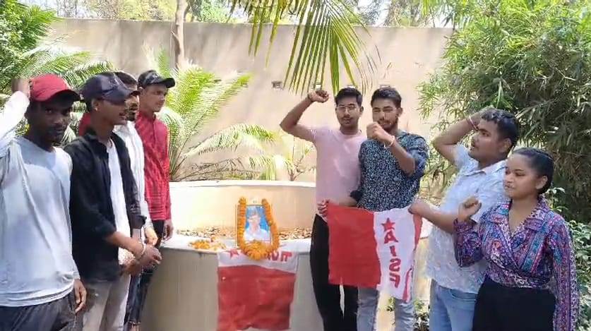 बेगूसराय के एसबीएसएस कॉलेज मे ताला लटका रहा, छात्र-छात्राओं ने जान जोखिम मे डाल दिवार लाँघ कर भगत सिंह की मनाई पुण्यतिथि 2