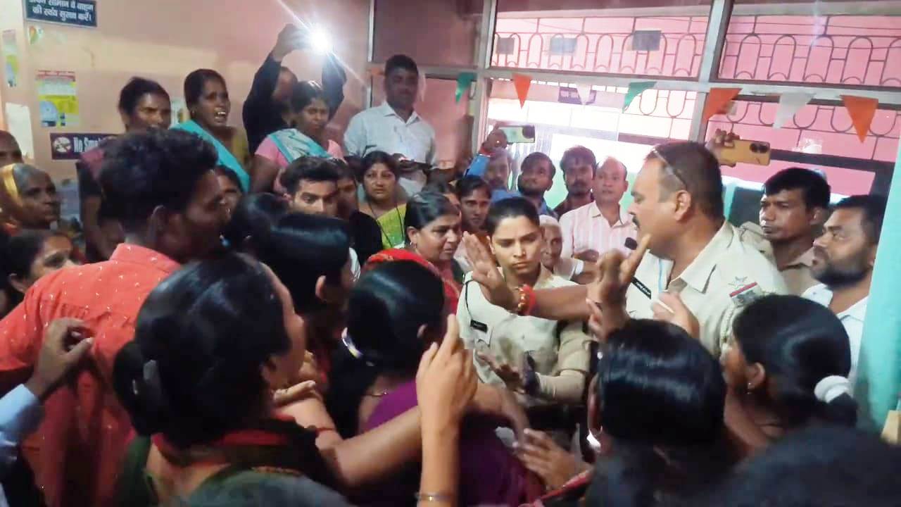 नालंदा: ऑपरेशन के दौरान मरीज की बिगड़ी तबियत, चिकित्सक पर लापरवाही का आरोप लगाकर परिजनों ने किया हंगामा 3