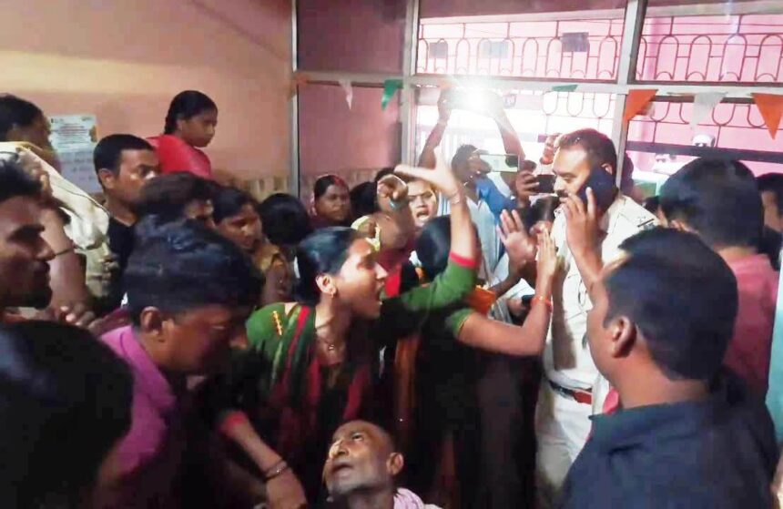 नालंदा: ऑपरेशन के दौरान मरीज की बिगड़ी तबियत, चिकित्सक पर लापरवाही का आरोप लगाकर परिजनों ने किया हंगामा 1