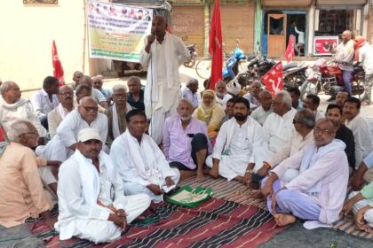 सड़क निर्माण बंद रहने से आक्रोशित महागठबंधन के कार्यकर्ताओ ने किया सड़क पर अनिश्चितकालीन हड़ताल शुरु 28
