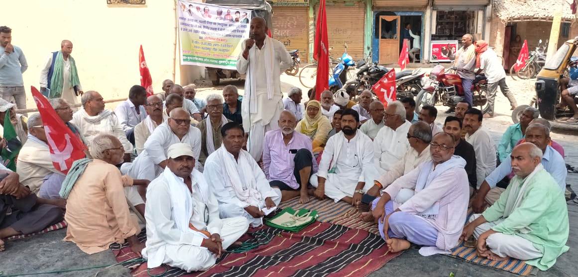 सड़क निर्माण बंद रहने से आक्रोशित महागठबंधन के कार्यकर्ताओ ने किया सड़क पर अनिश्चितकालीन हड़ताल शुरु 3
