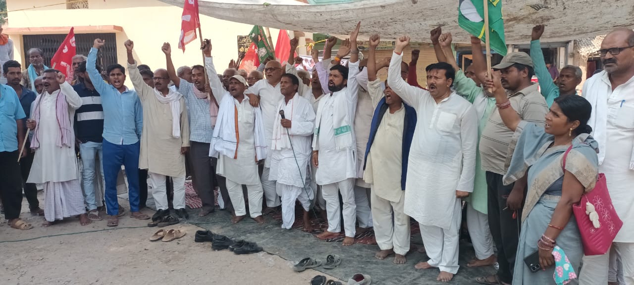 सड़क निर्माण बंद रहने से आक्रोशित महागठबंधन के कार्यकर्ताओ ने किया सड़क पर अनिश्चितकालीन हड़ताल शुरु 2