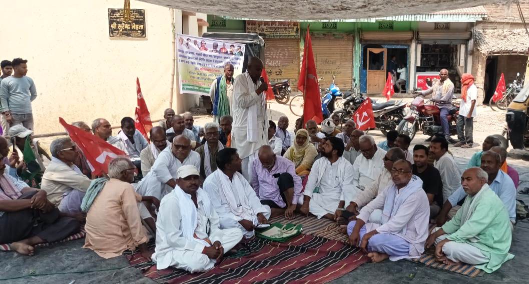 सड़क निर्माण बंद रहने से आक्रोशित महागठबंधन के कार्यकर्ताओ ने किया सड़क पर अनिश्चितकालीन हड़ताल शुरु 4
