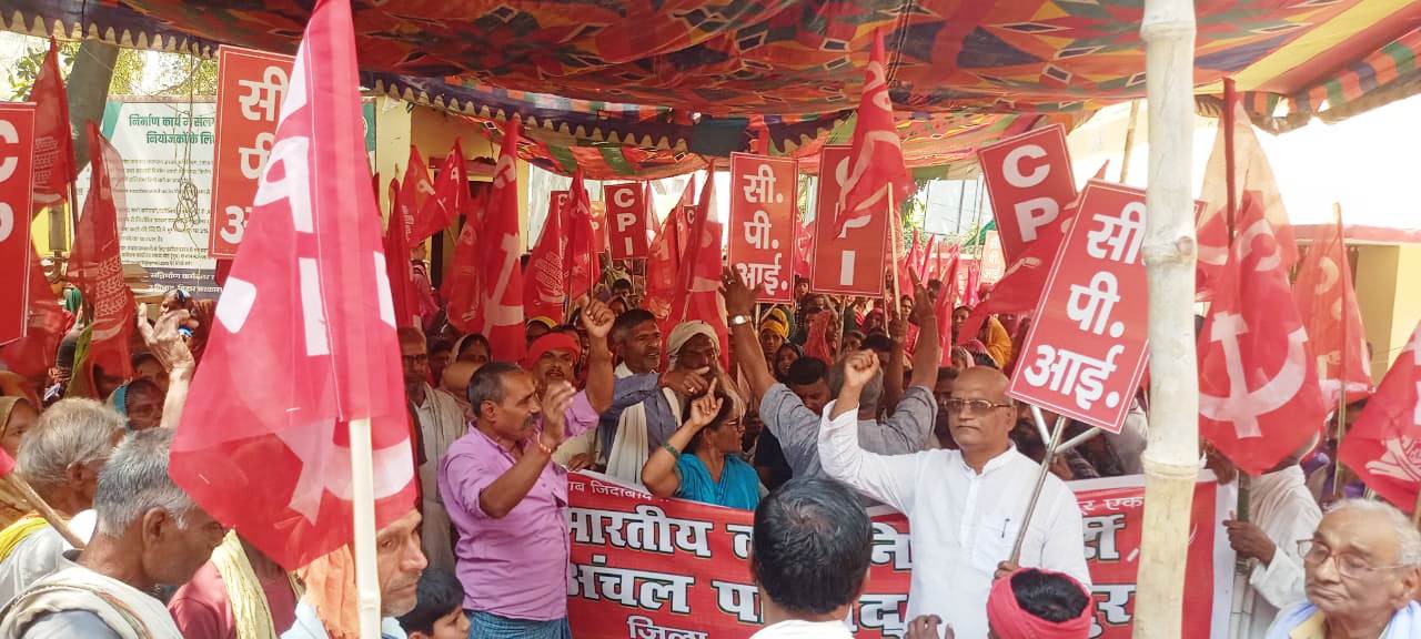 भ्रष्टाचार के खिलाफ सीपीआई ने प्रखंड सह अंचल कार्यालय पर दिया धरना 6