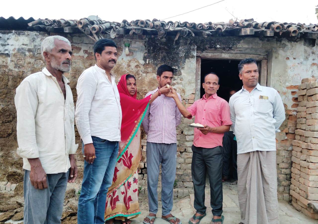 गुदरी के लाल ने किया कमाल, जिला में प्राप्त किया तीसरा स्थान, अंजेश ने लहराया सफलता का परचम 2