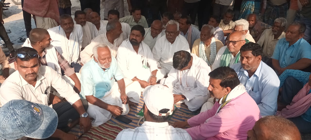 सड़क निर्माण में लापरवाही के खिलाफ महागठबंधन का धरना दूसरे दिन आश्वाशन मिलने से समाप्त 2