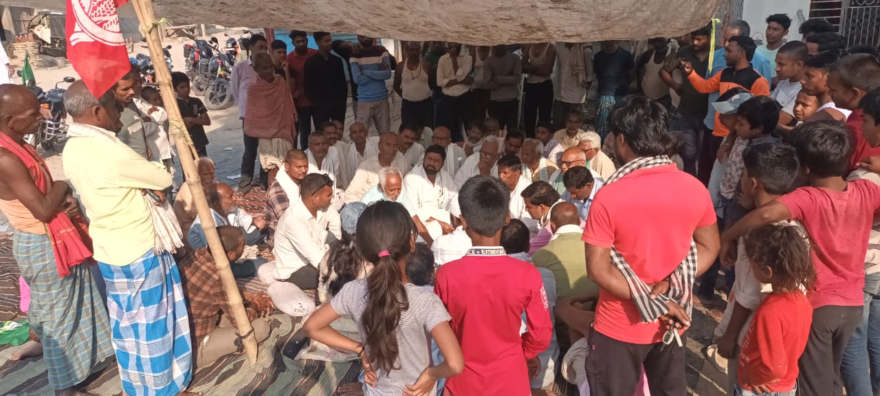 सड़क निर्माण में लापरवाही के खिलाफ महागठबंधन का धरना दूसरे दिन आश्वाशन मिलने से समाप्त 4