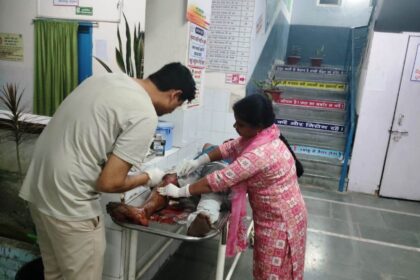 ई-रिक्शा व बाइक की टक्कर में तीन युवक जख्मी, चल रहा है इलाज 31