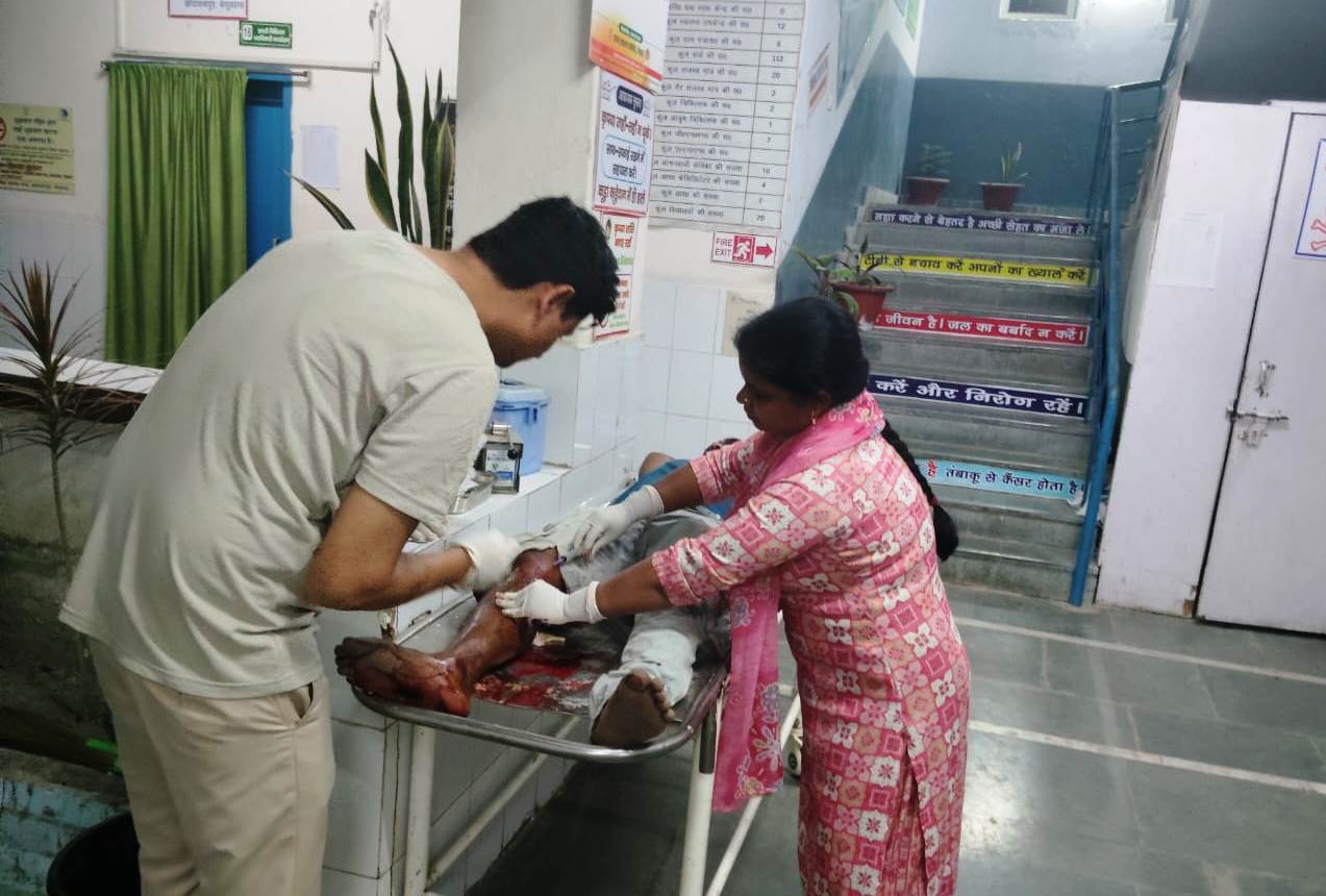 ई-रिक्शा व बाइक की टक्कर में तीन युवक जख्मी, चल रहा है इलाज 2