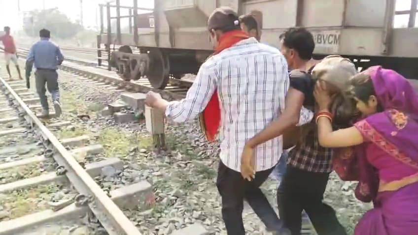 समस्तीपुर: एक रेलवे गुमटी के गेटमैन द्वारा ट्रेन को रोक कर गंभीर मरीज को इलाज के लिए रेलवे ट्रेक पार करवाने का वीडियो सोसल मिडिया पर हुआ वायरल 5