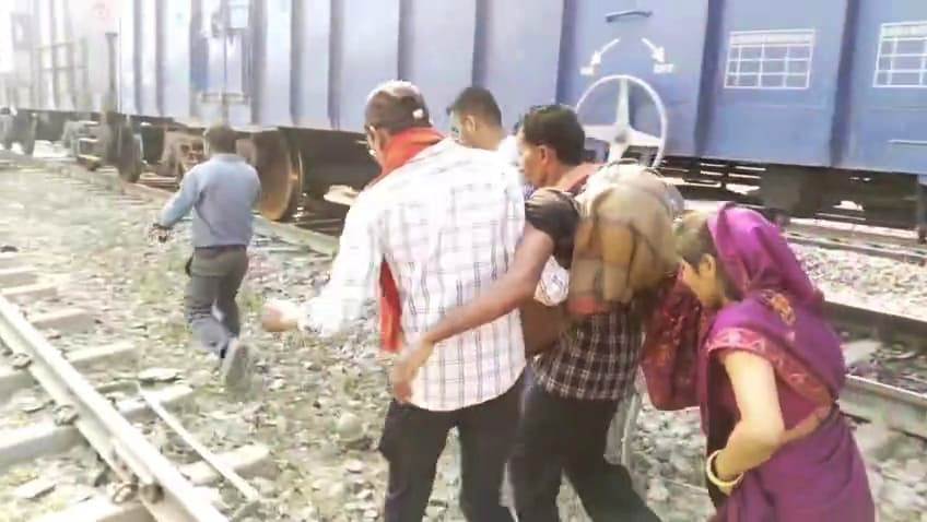 समस्तीपुर: एक रेलवे गुमटी के गेटमैन द्वारा ट्रेन को रोक कर गंभीर मरीज को इलाज के लिए रेलवे ट्रेक पार करवाने का वीडियो सोसल मिडिया पर हुआ वायरल 3