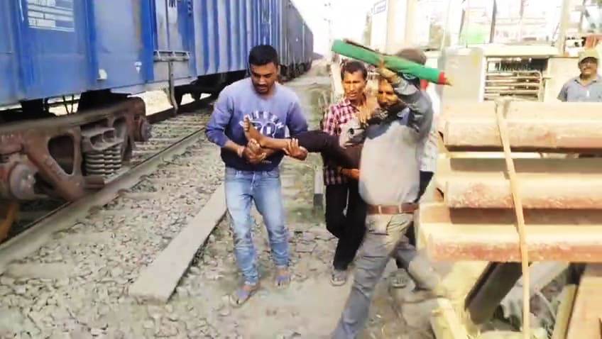 समस्तीपुर: एक रेलवे गुमटी के गेटमैन द्वारा ट्रेन को रोक कर गंभीर मरीज को इलाज के लिए रेलवे ट्रेक पार करवाने का वीडियो सोसल मिडिया पर हुआ वायरल 2