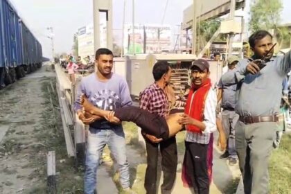 समस्तीपुर: एक रेलवे गुमटी के गेटमैन द्वारा ट्रेन को रोक कर गंभीर मरीज को इलाज के लिए रेलवे ट्रेक पार करवाने का वीडियो सोसल मिडिया पर हुआ वायरल 2