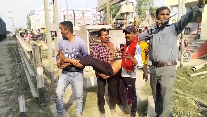 समस्तीपुर: एक रेलवे गुमटी के गेटमैन द्वारा ट्रेन को रोक कर गंभीर मरीज को इलाज के लिए रेलवे ट्रेक पार करवाने का वीडियो सोसल मिडिया पर हुआ वायरल 4
