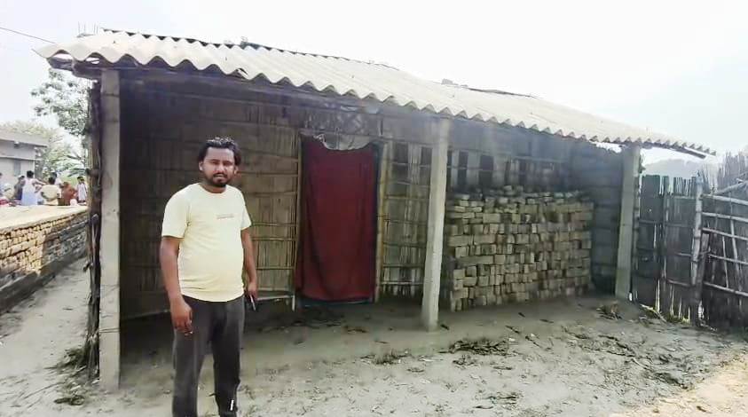 समस्तीपुर: गरीबों को सिर पर छत देने के लिए बनी आवास योजना, भ्रष्टाचार की मार से पीड़ित झोपड़ी की छत के नीचे रहने को मजबूर 2