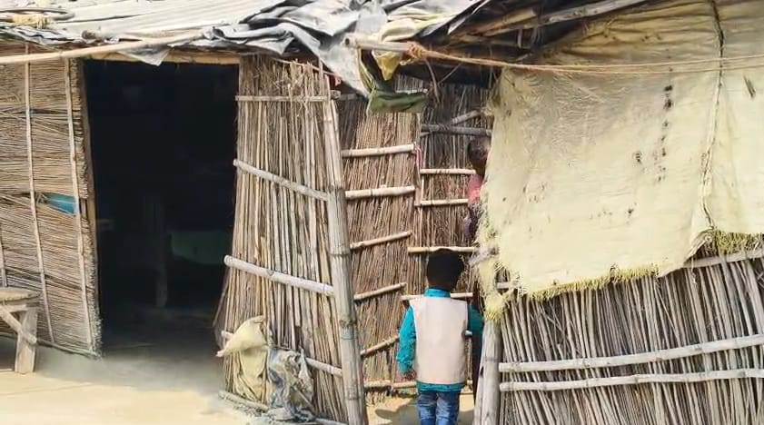समस्तीपुर: गरीबों को सिर पर छत देने के लिए बनी आवास योजना, भ्रष्टाचार की मार से पीड़ित झोपड़ी की छत के नीचे रहने को मजबूर 1