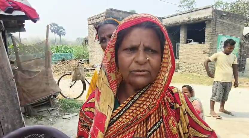 समस्तीपुर: गरीबों को सिर पर छत देने के लिए बनी आवास योजना, भ्रष्टाचार की मार से पीड़ित झोपड़ी की छत के नीचे रहने को मजबूर 3