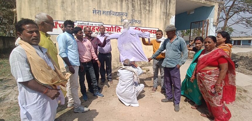 वित्तरहित शिक्षक कर्मचारी संयुक्त संघर्ष मोर्चा अपनी मांगो को लेकर किया विरोध प्रकट 1