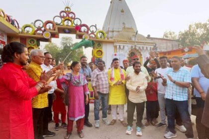 लोक रंग यात्रा का शुभारंभ में हरी झंडी पद्मश्री सुधा वर्गीज, वरिष्ठ रंगकर्मी संजय उपाध्याय एवं पूर्व विधान पार्षद भूमिपाल राय ने दिखाया 27