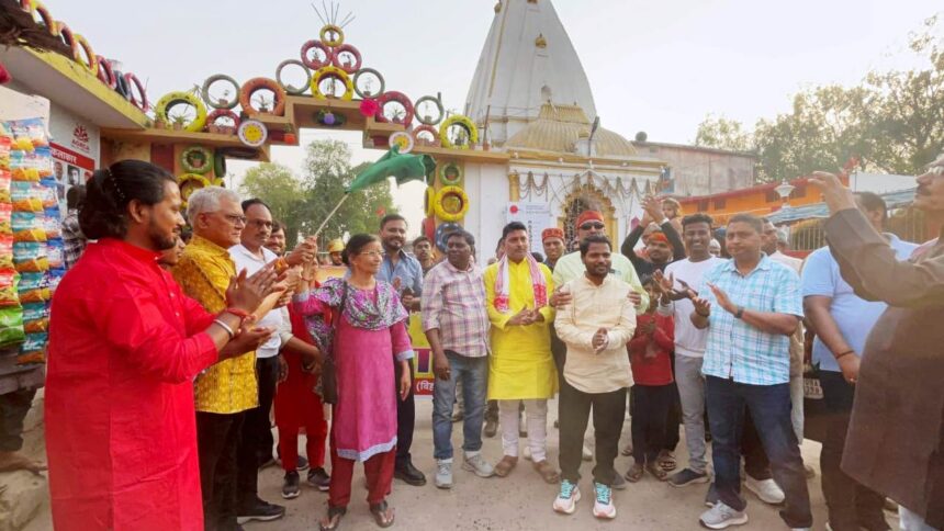 लोक रंग यात्रा का शुभारंभ में हरी झंडी पद्मश्री सुधा वर्गीज, वरिष्ठ रंगकर्मी संजय उपाध्याय एवं पूर्व विधान पार्षद भूमिपाल राय ने दिखाया 1