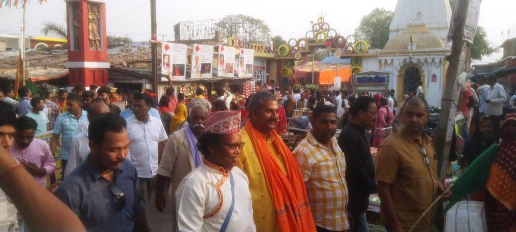 लोक रंग यात्रा का शुभारंभ में हरी झंडी पद्मश्री सुधा वर्गीज, वरिष्ठ रंगकर्मी संजय उपाध्याय एवं पूर्व विधान पार्षद भूमिपाल राय ने दिखाया 4