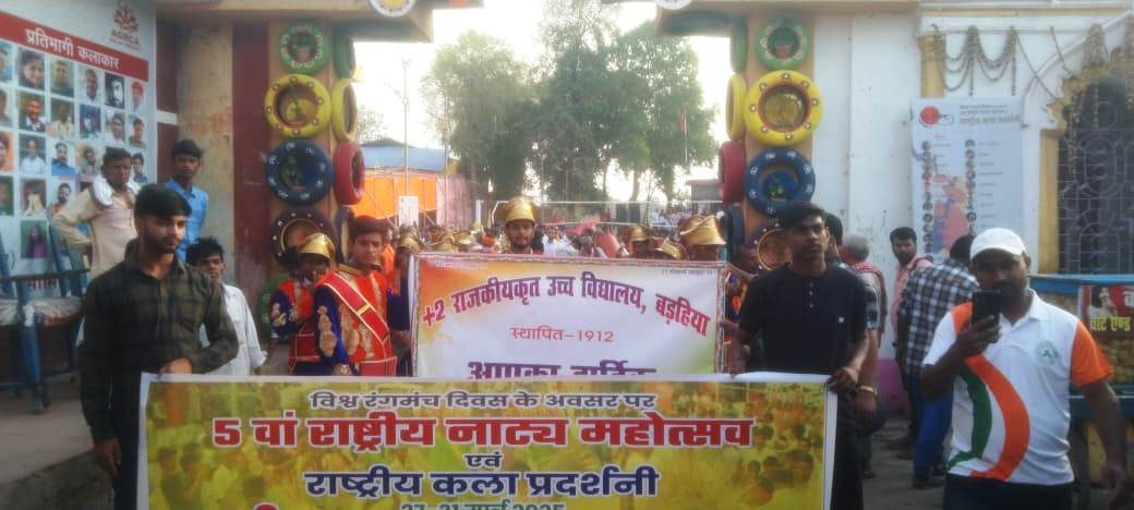 लोक रंग यात्रा का शुभारंभ में हरी झंडी पद्मश्री सुधा वर्गीज, वरिष्ठ रंगकर्मी संजय उपाध्याय एवं पूर्व विधान पार्षद भूमिपाल राय ने दिखाया 5