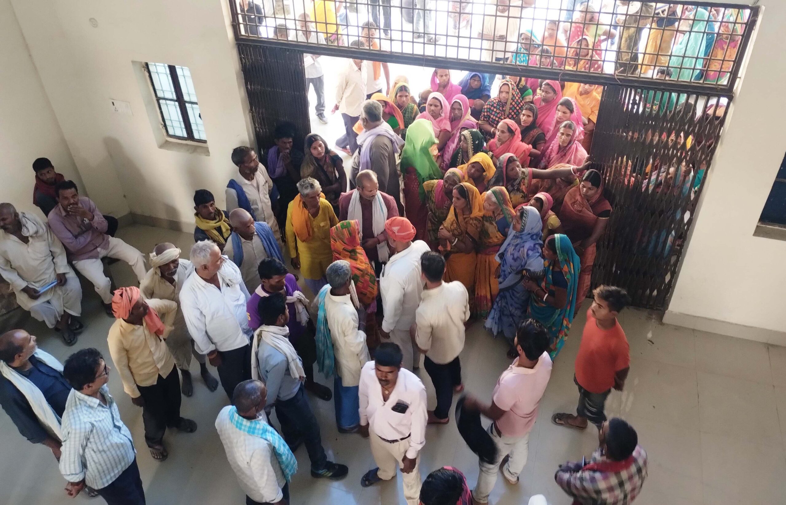 बछवाड़ा में प्रधानमंत्री आवास योजना के प्रतीक्षा सूची में नाम शामिल करने पर अवैध उगाही को लेकर लाभुकों ने किया प्रदर्शन 3